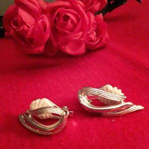 Vintage SARAH COVENTRY Textured Silver Tone Leaf Shape Clip On Earrings